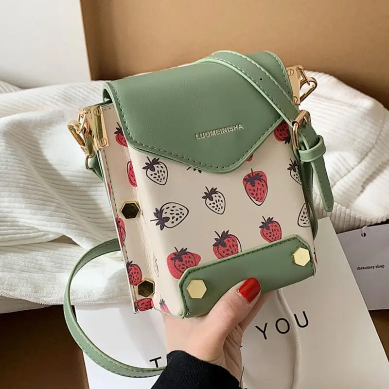 

Дизайнерские сумки через плечо с клубничным узором для женщин, милая сумочка кросс-боди из мягкой искусственной кожи с клапаном для сотовог...