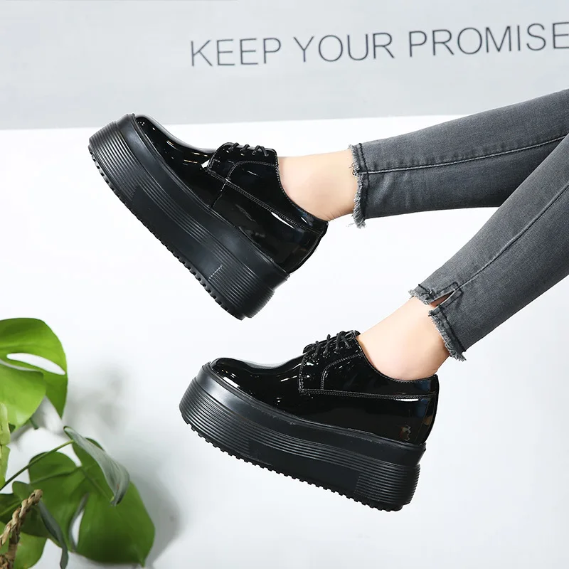 Новинка Весна 2019 женская спортивная обувь из лакированной кожи Белая с круглым