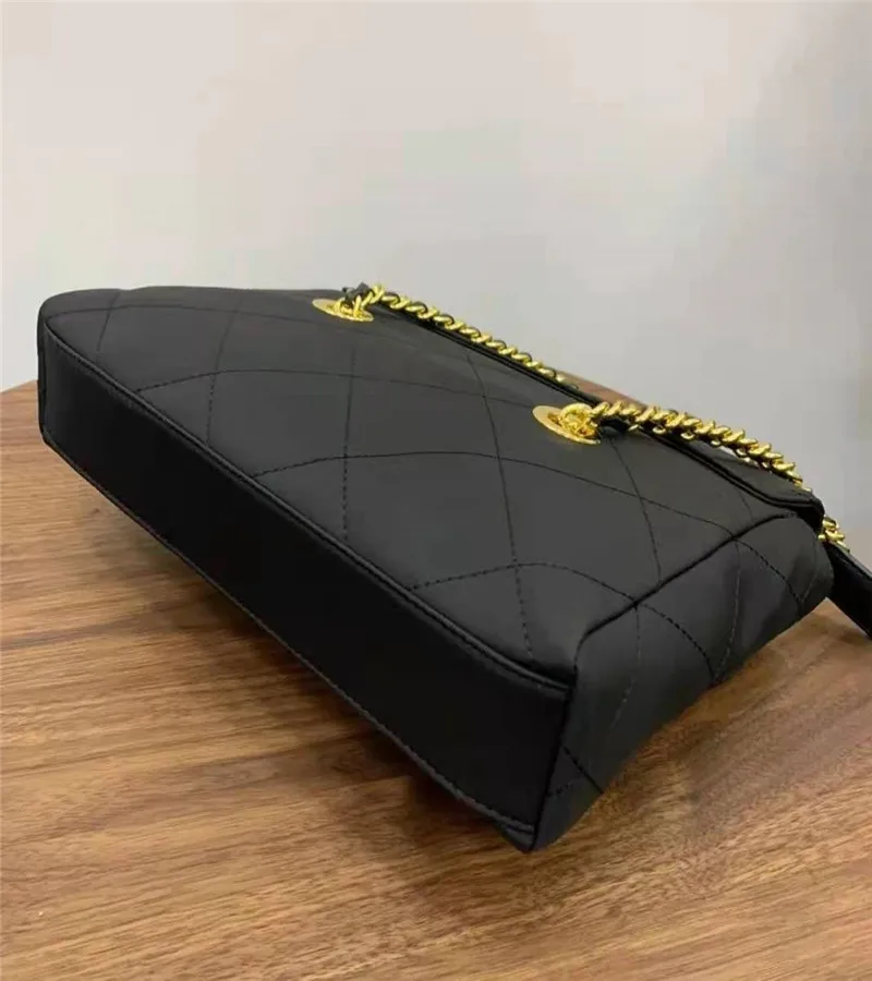 

P 2021 Parachute Bag Women's Bag Lingge Chain Small Red Book with the same wandering medieval black gold nylon canvas bag