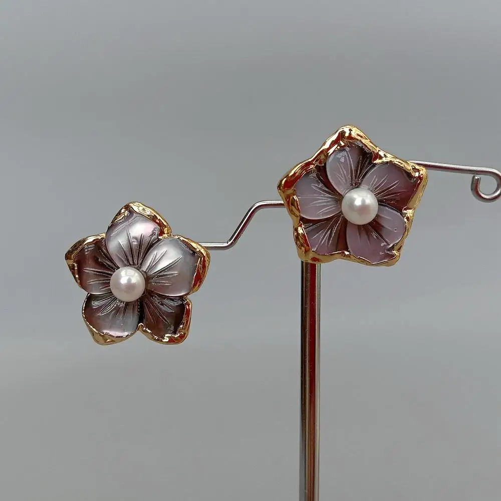 Женские серьги-гвоздики из натуральной морской ракушки