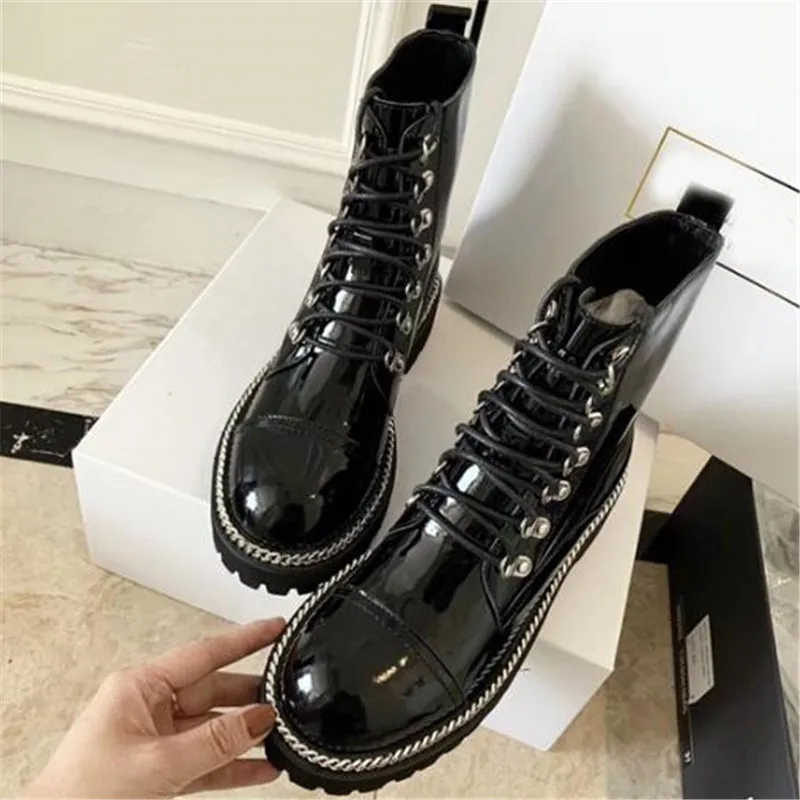 Кожаные женские армейские ботинки с цепочками; обувь на не сужающемся книзу массивном каблуке; женская обувь черного цвета; zapatos mujer; зимние теплые ботинки на меху; botas mujer; армейские ботинки с металлической отделкой