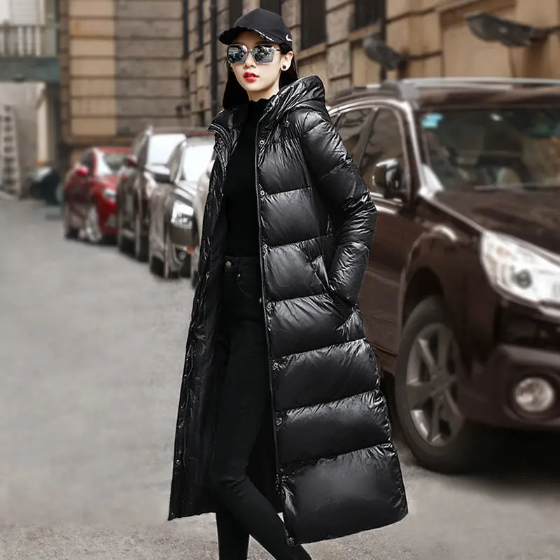 Фото Женская утепленная куртка с капюшоном черная или белая длинная непродуваемая