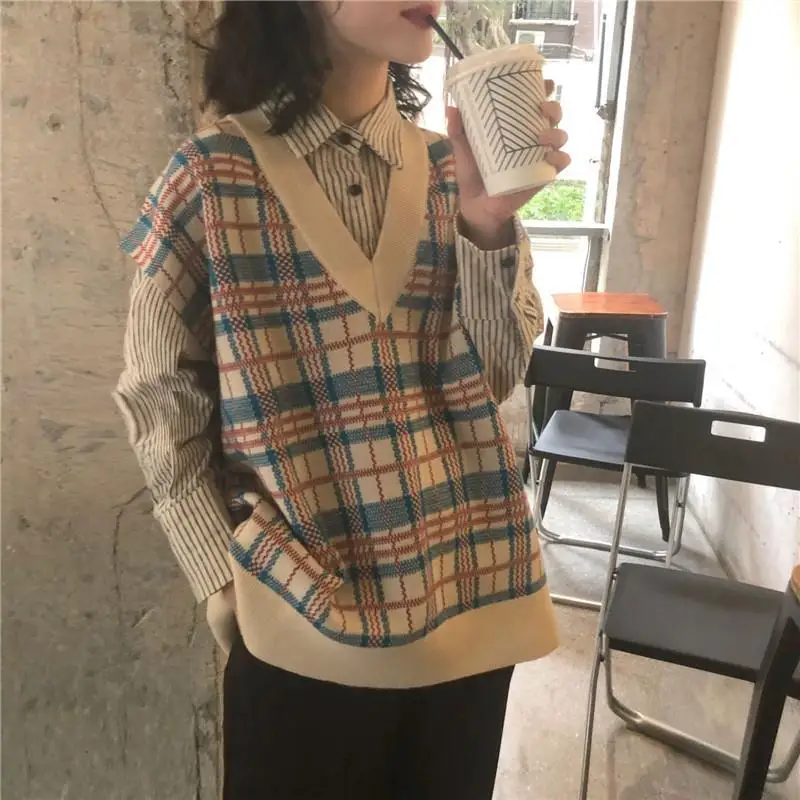 

2021 spring and autumn Korean loose V-neck knitted vest sweater