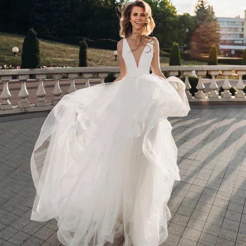 

Простое Тюлевое свадебное платье-трапеция на тонких бретельках с V-образным вырезом и бусинами