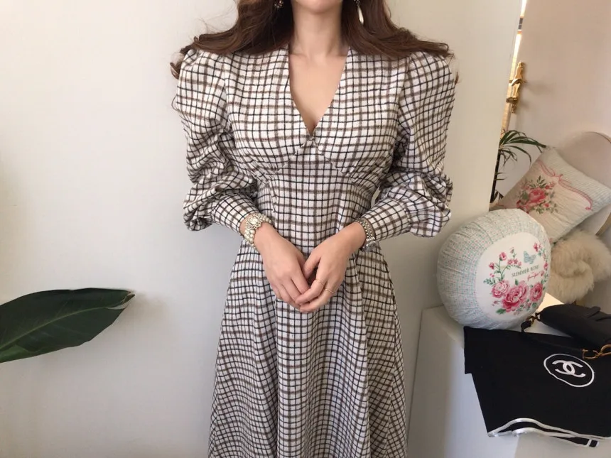 Женское элегантное платье миди с пышными рукавами осенне весеннее облегающее в