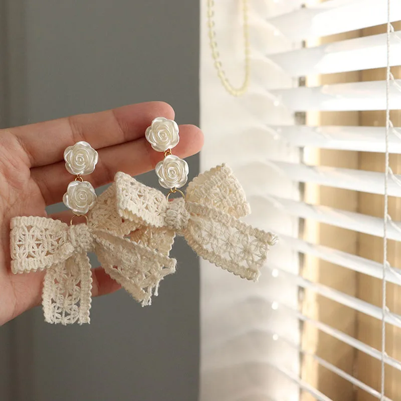 

2022 новые ювелирные изделия, корейские милые женские серьги с белым бантом, модные висячие серьги с кружевным бантом из милой ткани, ювелирны...