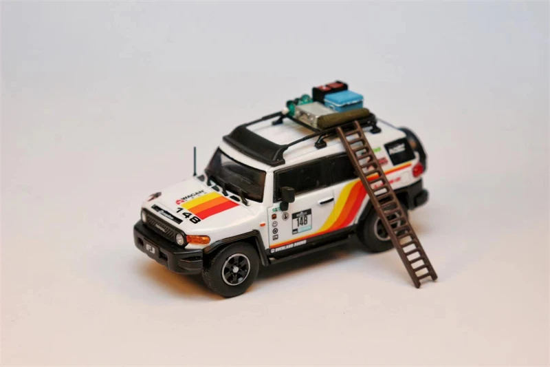 Уличное оружие 1:64 TOYOTA FJ Cruiser белый с аксессуарами литая модель