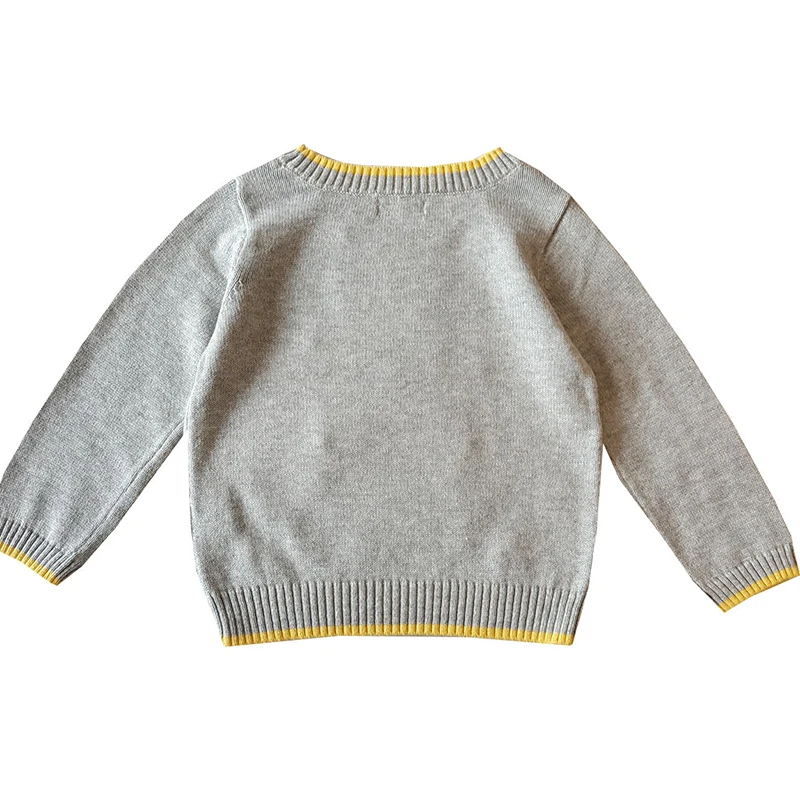 Детский вязаный свитер для девочек с круглым вырезом серого цвета на