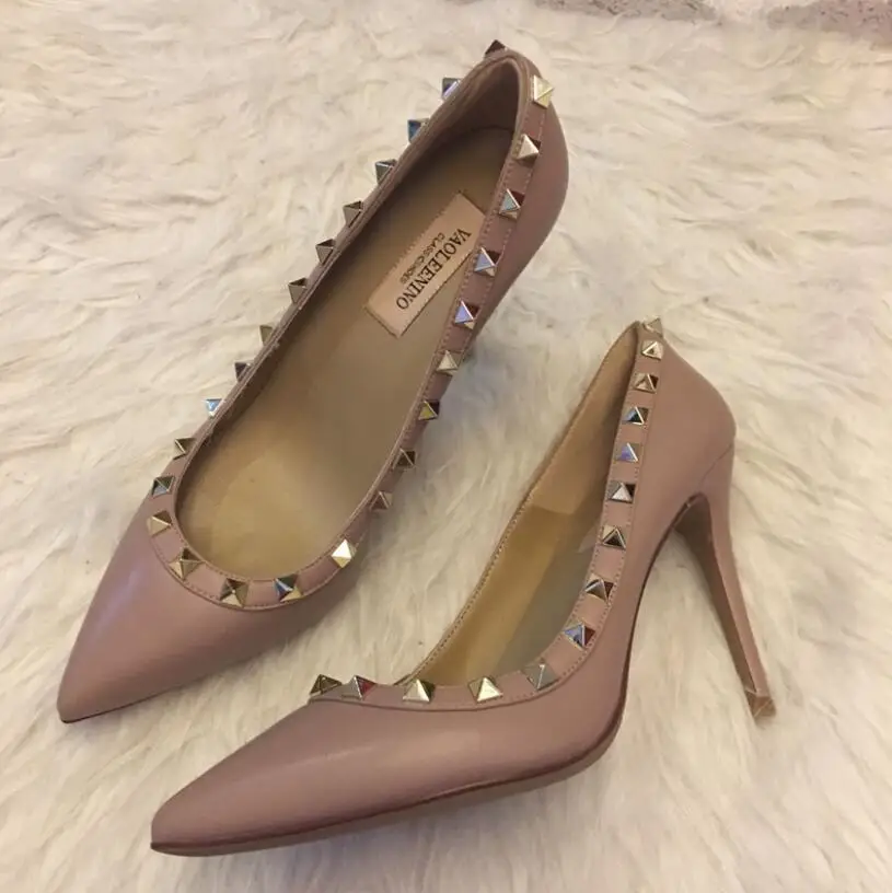 С заклепками с острым носком на высоком каблуке Классические туфли кожаным