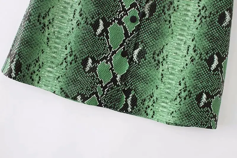 Женская мини юбка из искусственной кожи карандаш зеленого цвета со змеиным