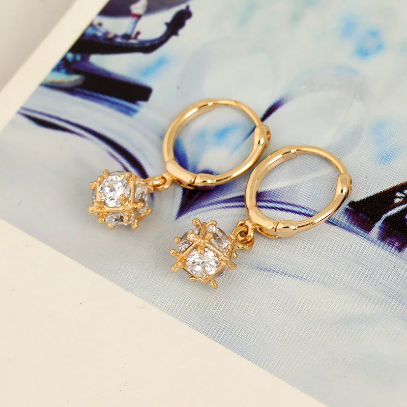 Серьги-гвоздики цвета розового золота 585 пробы с инкрустацией из циркона