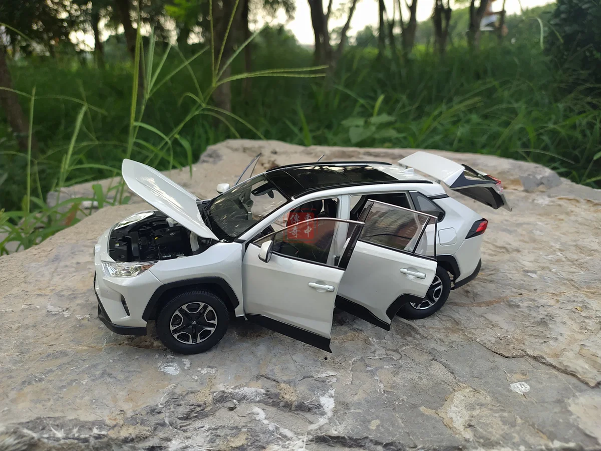 1:18 TOYOTA новая модель автомобиля RAV4 цвет белый | Игрушки и хобби