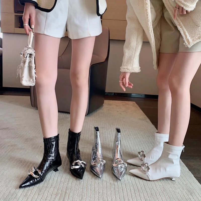 

Женские ботильоны из лакированной кожи с острым носком, серебристые, белые ботинки челси с пряжкой, обувь в западном стиле на молнии, 2021