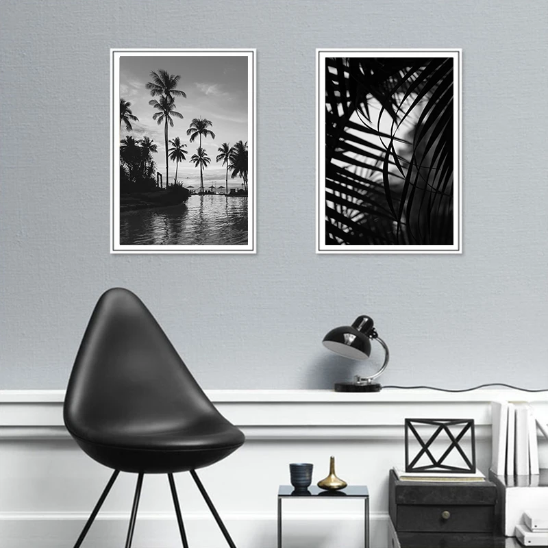 Чёрно-белая картина на холсте с печатями листьев пантеры и красивой женщины на заднем фоне для украшения гостиной дома.