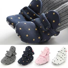 Зимние теплые носки для новорожденных, обувь для мальчиков и девочек, пинетки со звездами для малышей, удобные хлопковые мягкие Нескользящие Детские пинетки