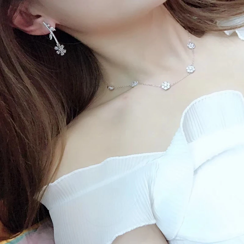 Женская цепочка из серебра 925 пробы с кулоном в виде цветка кристаллами |