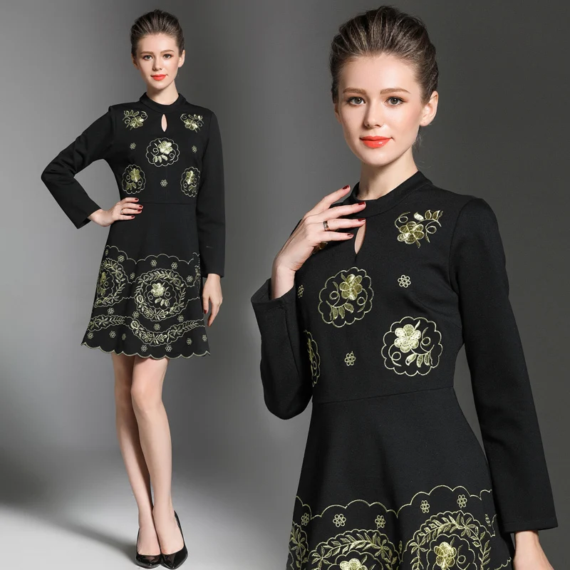 Новое платье с длинными рукавами и вышивкой золотистой нитью приталенное в стиле