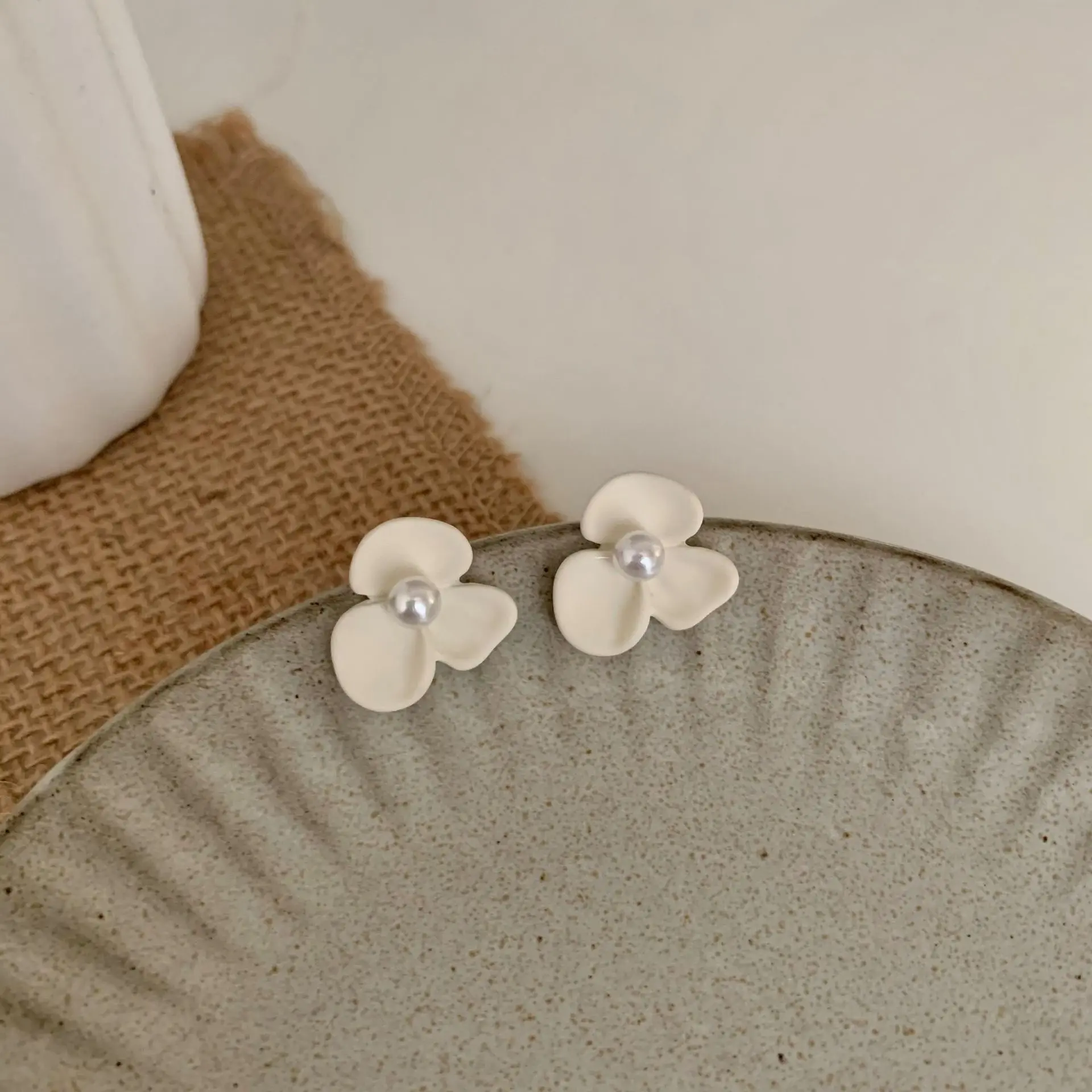 

Romantic Pearl White Flower Stud Earrings Elegant Fashion Plant Clip Earring Non Piercing for Women Vacation Wedding Jewelry