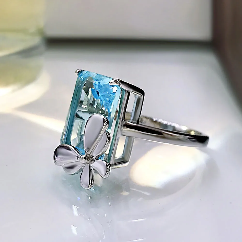 Кольцо женское из серебра 925 пробы с топазом 10 х14 мм