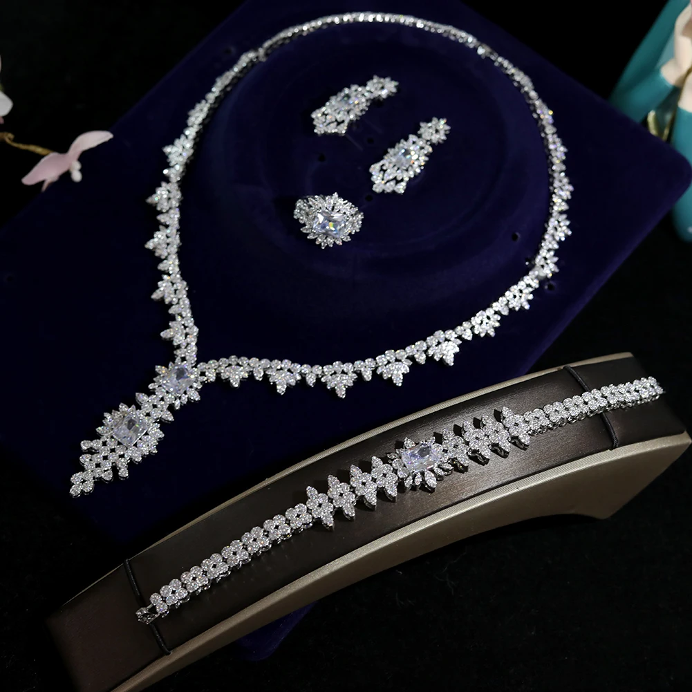 Комплект женских ювелирных изделий из колье и серёг |