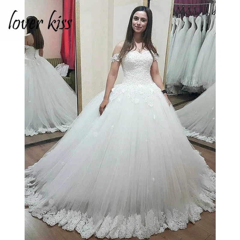 Женское свадебное платье с открытыми плечами сдержанное кружевное бальное для