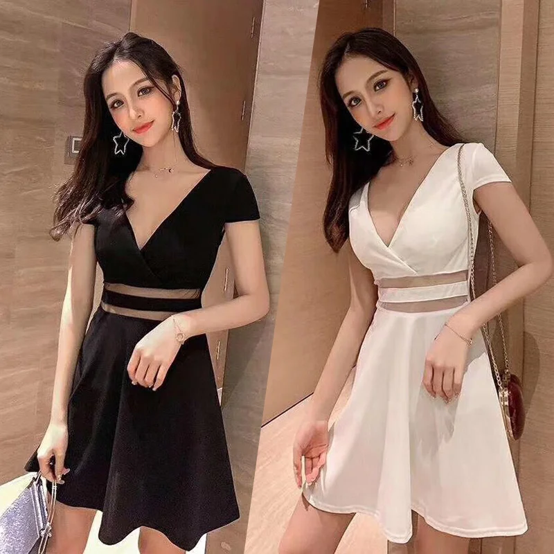 

Женская юбка с V-образным вырезом и коротким рукавом