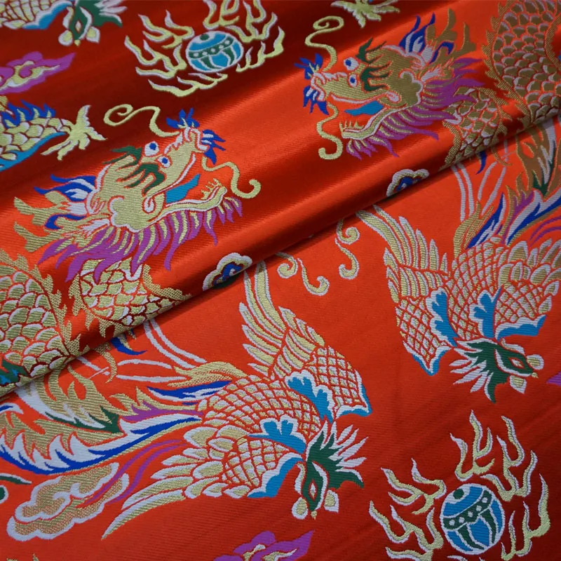 

Парча из ткани с утолщенным красным фоном, с изображением дракона и феникса, с благоприятными облаками, старинная атласная ткань, украшение ...