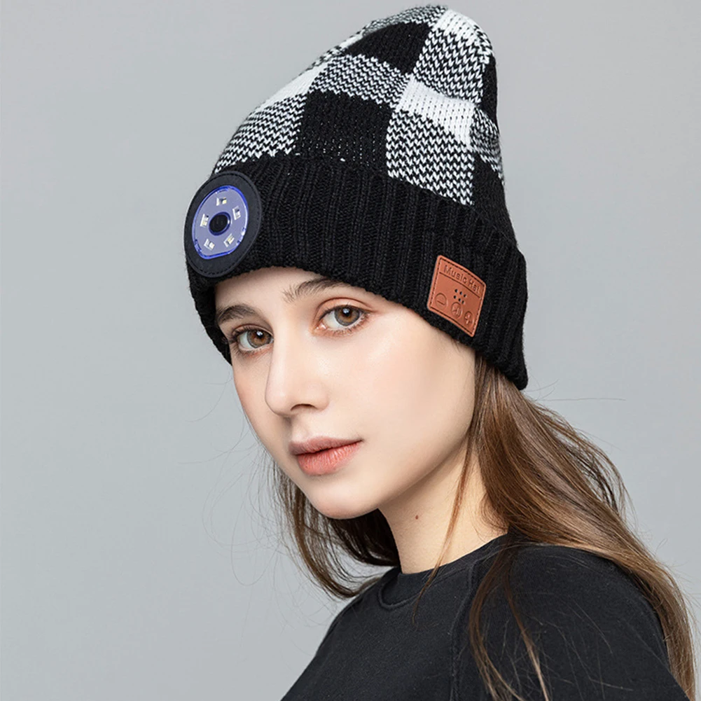 

Вязаная шапка со светодиодной подсветкой и поддержкой Bluetooth