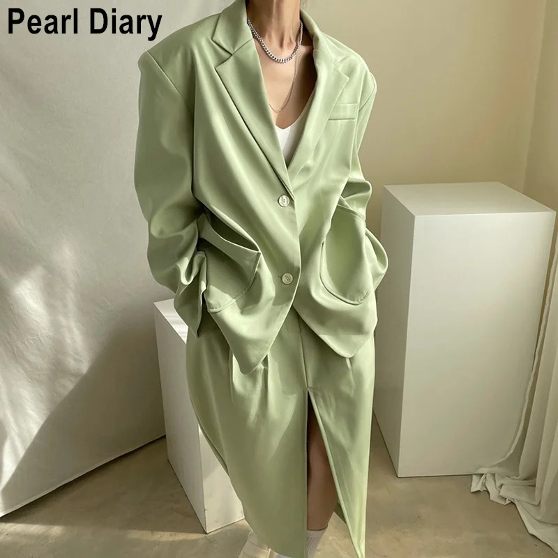 

Женский костюм-двойка с блейзером и длинным рукавом