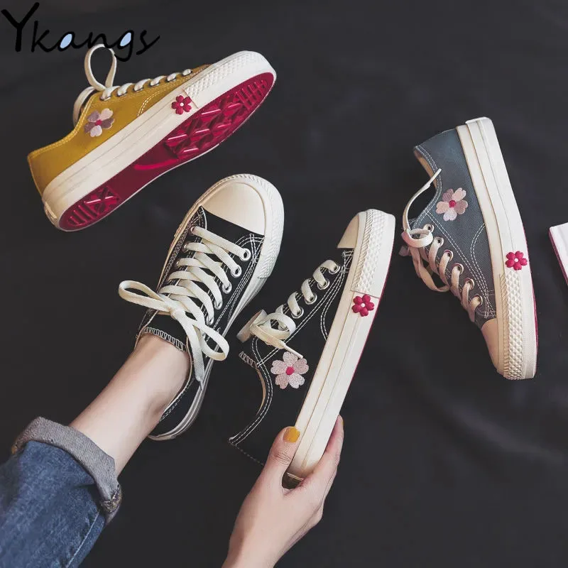 

Цветочек с вышивкой Женские босоножки на низком каблуке парусиновая обувь Новые Летние все-матч женская обувь со шнуровкой на плоской спор...