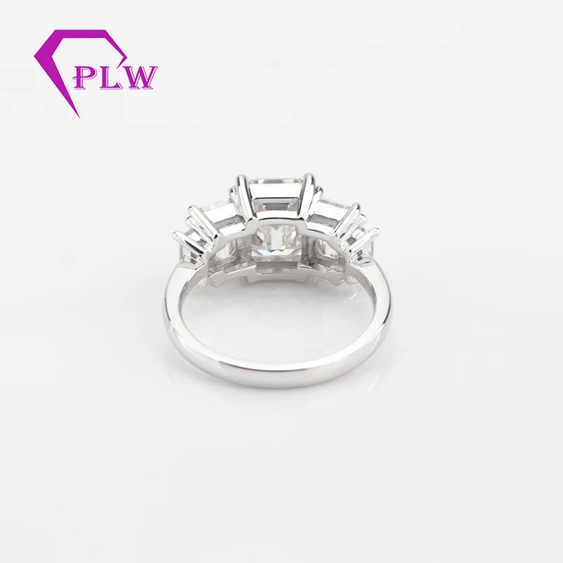 Красивое кольцо из белого золота 18 К 3 камня прозрачный D цвет белый изумруд