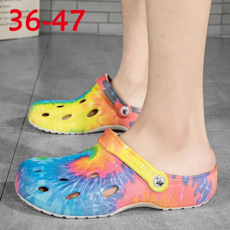 

2021 New Men Women Summer Spray Color Slipper Platform Garden Sandals Slip on Beach Shoes Outdoor Fashion Slides Plus Size Clogs