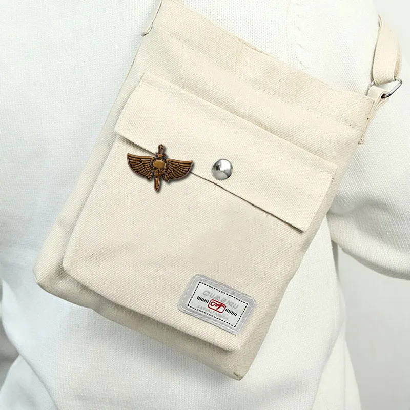 Винтажный значок с крылатым черепом мечом в стиле ретро темный готический на