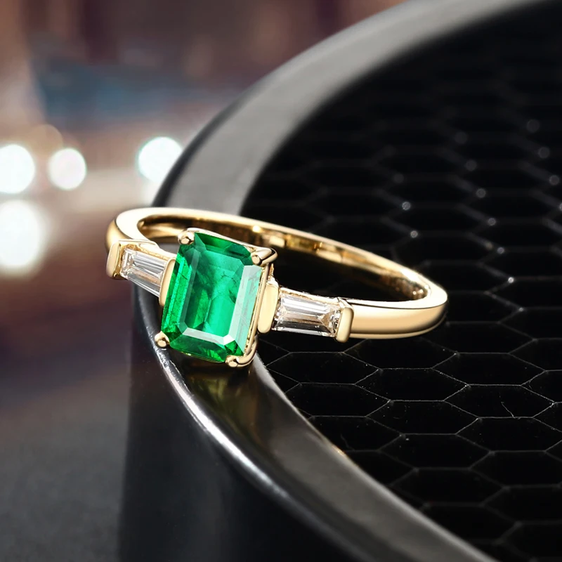 Женское кольцо в форме сердца из 18-каратного золота с натуральным изумрудом |