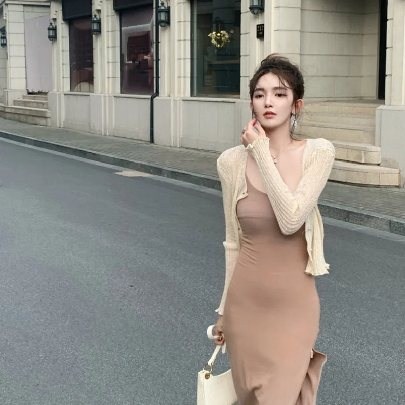 Женское платье средней длины на бретелях с запахом раннюю осень 2021 | Женская