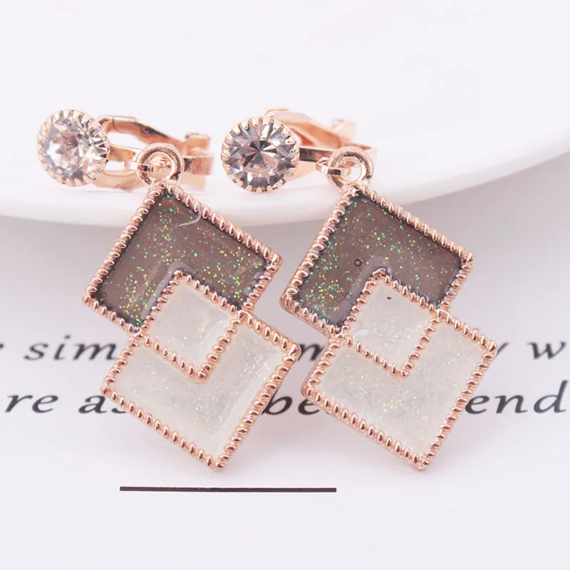 Женские серьги клипсы для ушей без проколов клипса геометрической формы модные