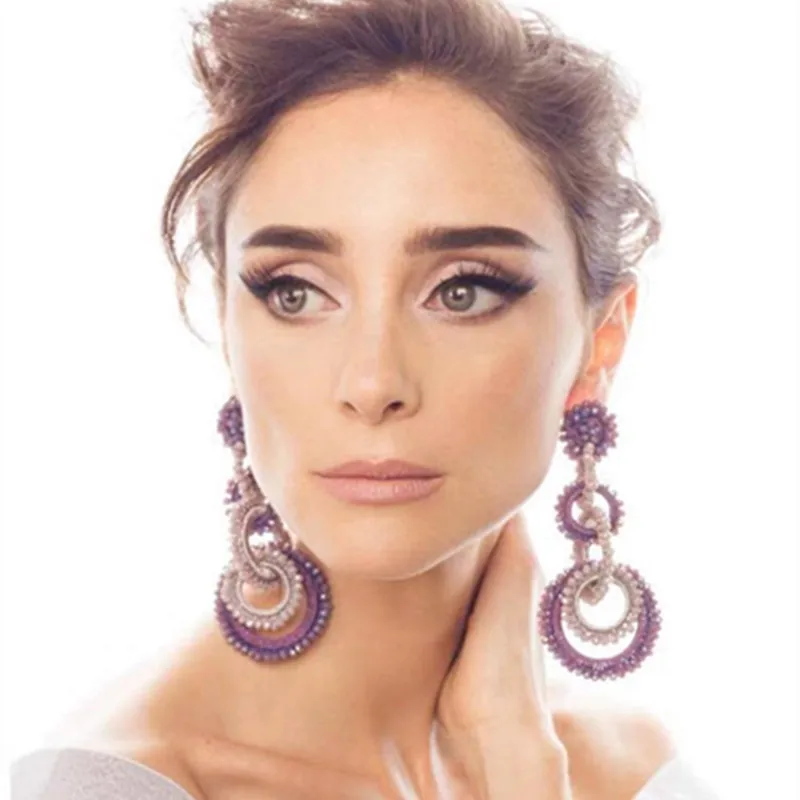 Большие серьги-подвески с перекрывающимися кольцами и кристаллами массивные