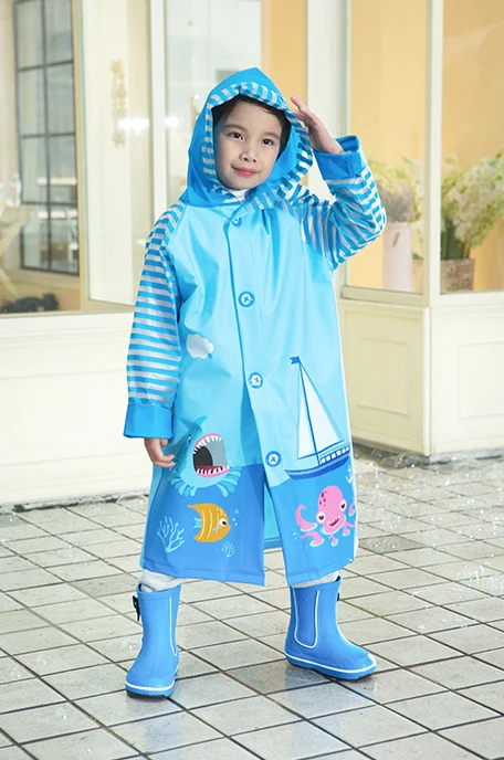 Длинный детский плащ синего и розового цвета с рисунками из мультфильмов для