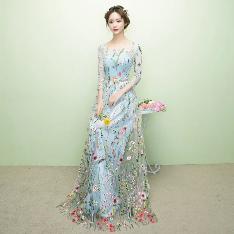 Женское длинное облегающее вечернее платье серебристое однотонное с цветочным