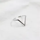 Женское треугольное V-образное кольцо из серебра 925 пробы