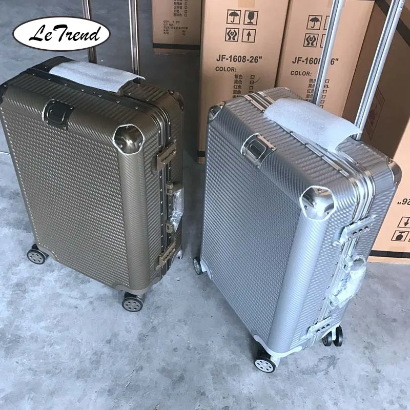 Чемодан на колесиках LeTrend креативный черный Дорожный чемодан с алюминиевой рамой