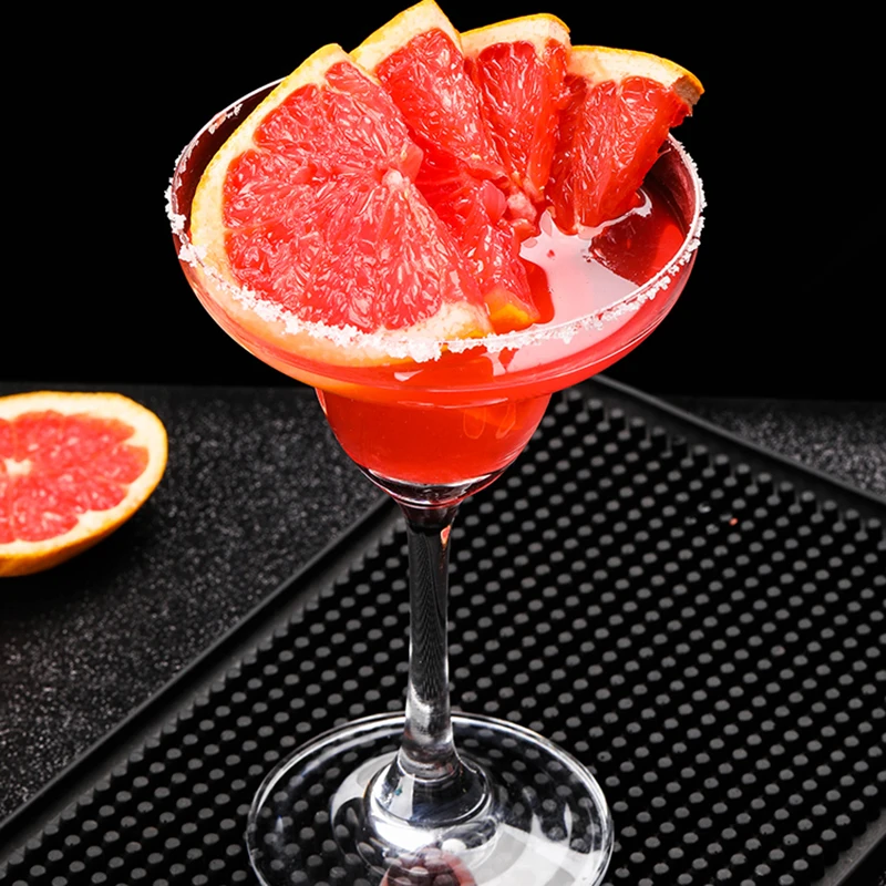 Коктейльный стеклянный коктейльный стакан бармена с кристаллами для вина пива