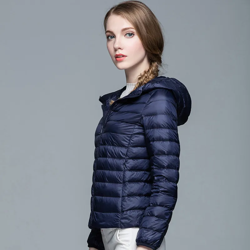 Пуховик женский зимний ультралегкий на 95% утином пуху с капюшоном теплый