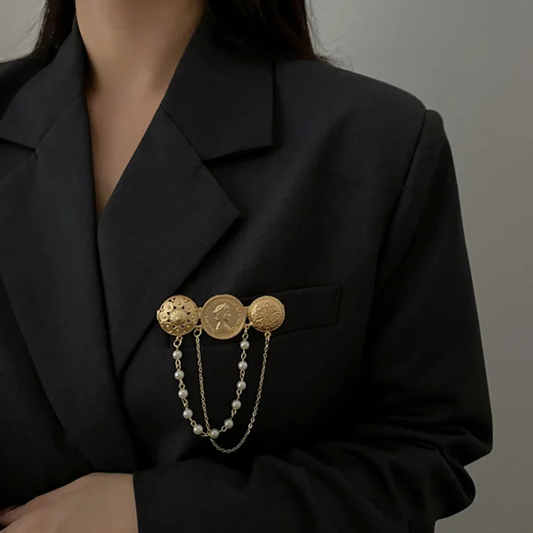 

Vintage Baroque Style Portrait Imitation Pearl Brooches 2021 New Women's Trendy Funny Dog Tassel Brooch Pin Jewelry Accessories