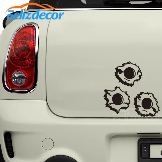 Знак оставленный отверстием сквозь который проходит виниловая наклейка на