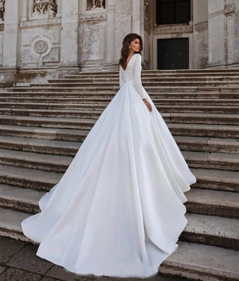 Элегантное белое свадебное платье с длинными рукавами и открытой спиной