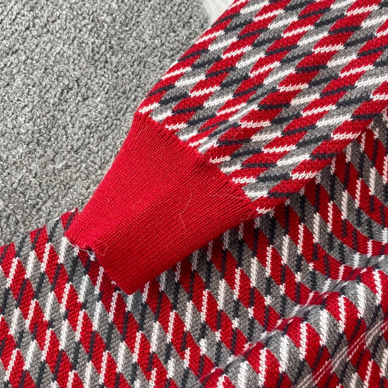 Женское трикотажное платье-свитер в клетку красное контрастное Повседневное