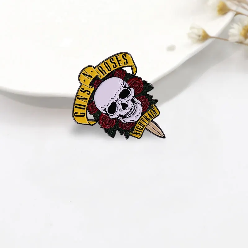 Пистолеты n Розы эмалированная булавка питьевые песни ночной поезд GNR Череп Роза