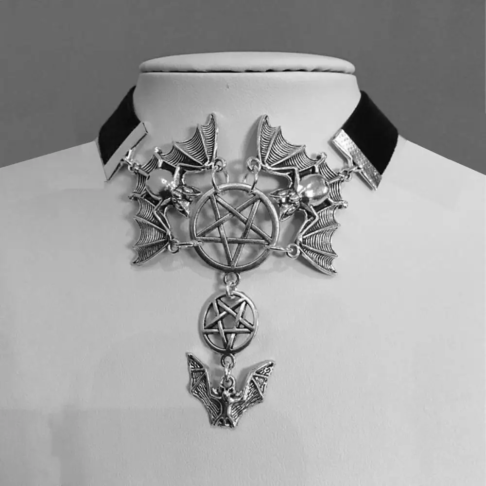 Модный чокер из черного бархата с летающими летучими мышами и изображением
