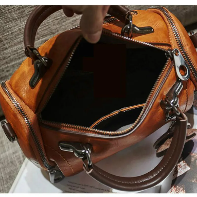 Сумка-тоут женская из натуральной кожи саквояж кросс-боди мягкой с подвеской в